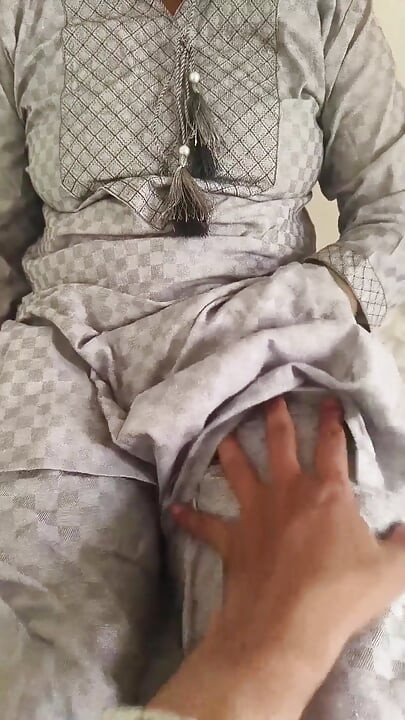 Manžel ošukal svou manželku v romantické náladě a užil si její kundičku. Indická desi vesnice hindské virální sex video