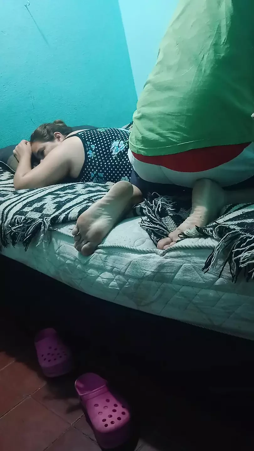 Melepas pakaiannya semasa mengurutnya
