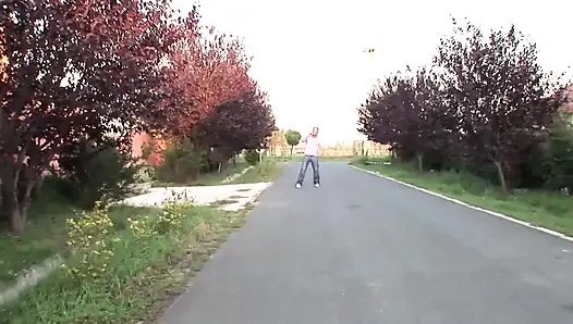 Pelacur berambut gelap menghadapi kontol keras batu