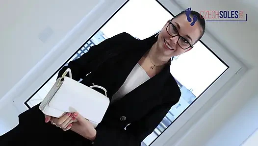 Оплатить свою комиссию ее сексуальными ступнями и колготками