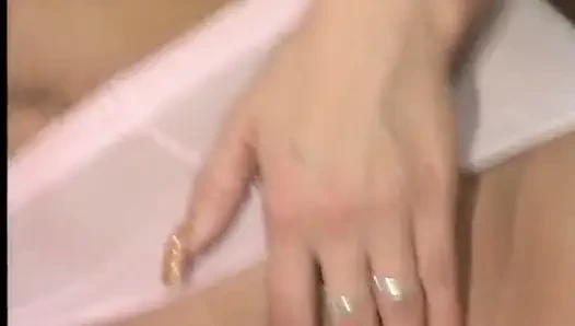 Remaja cantik dan orang-orang terangsang dalam seks oral foursome