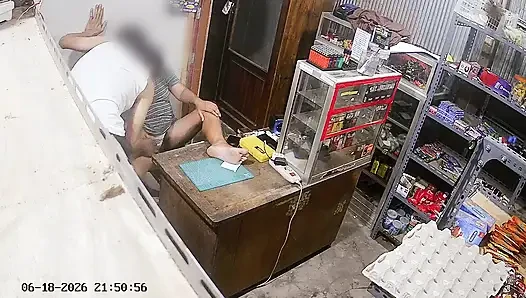 Ich wurde von einem ladenbesitzer versucht, der mir mein höschen zeigte
