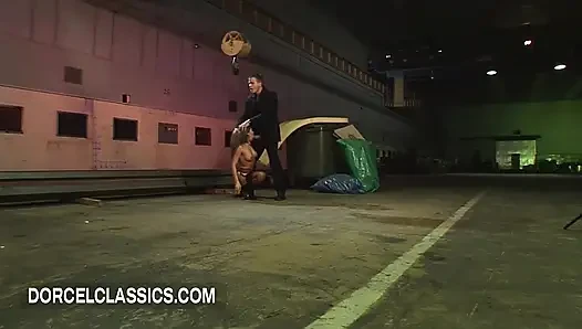 Eski bir depoda çifte penetrasyon