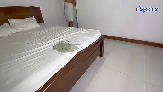 Otel odasındayken üvey annemle aynı yatağı paylaştım
