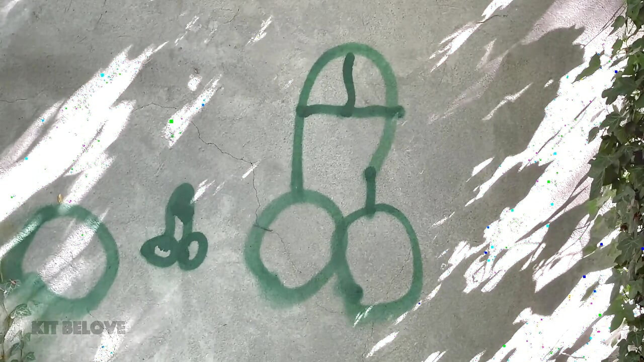 Este skateboarder pe o scară de incendiu.