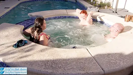 Seks threesome di bak mandi luar ruangan