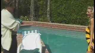 Ashley se fait baiser brutalement au bord de la piscine