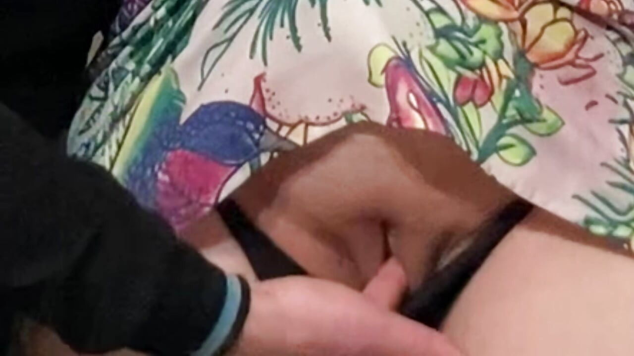 זר אמיתי משפשף כוס ורוד מושלם ברכבת התחתית