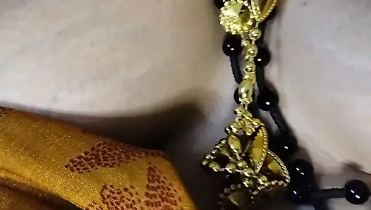 Бхабхи ввела секс-игрушку в киску и вынула сок из киски