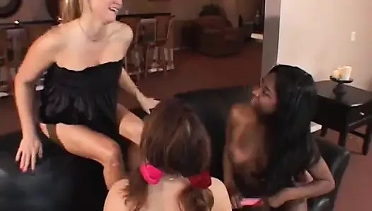 Zenci hatun orta yaşlı seksi kadın göğüslerine dokunurken esmer arkadaşının amını sikiyor