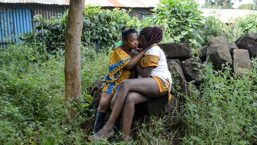 Prawdziwe plemienne afrykańskie dziewczyny robią się publicznie dla przyjemności podglądacza