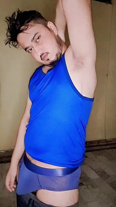 chaddi ke lund ka paani nikal gya
