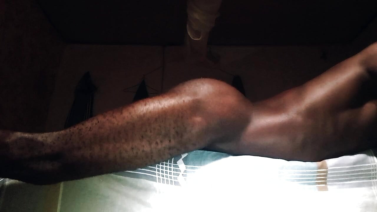 ベッドで無邪気にイチャつきながらイッたら、射精してしまいます