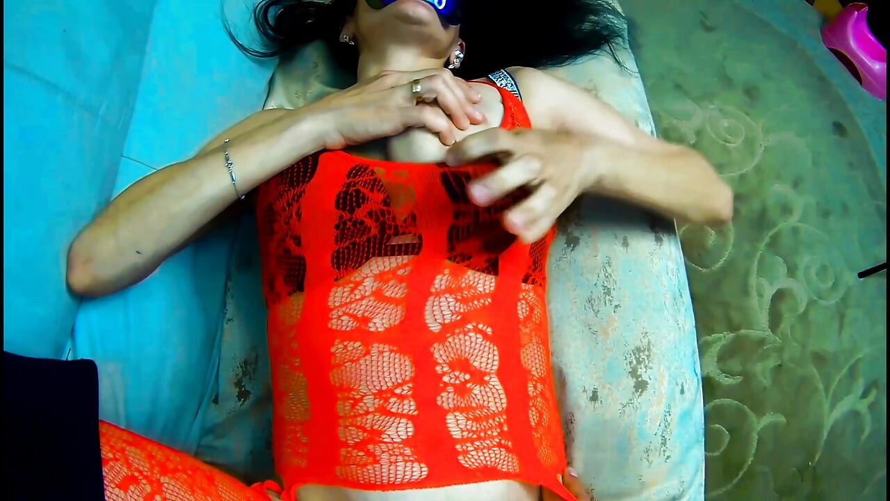 Erotik iç çamaşırlı ve çoraplı sıkı delikli sıska 45 yaşındaki orta yaşlı seksi kadın aldatıyor