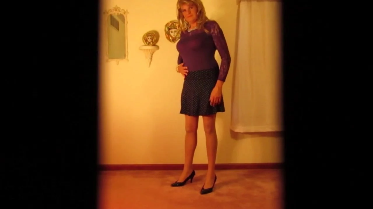 Crossdresser ljubičasti džemper kratka suknja