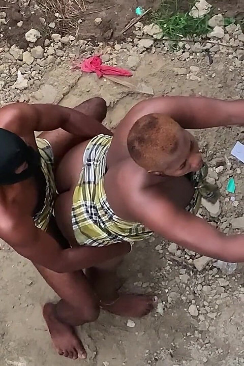 Sorrateiramente para fazer amor com um dos guardas do palácio