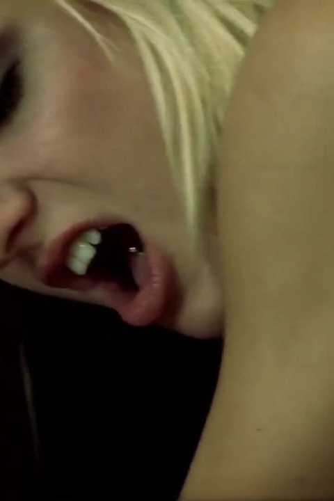 Jenni lee ateşli bdsm sahnesinde faye kaçağını erkeğine hediye ediyor