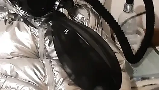Gaz maskeli rebreather baloncuk eğlencesi.