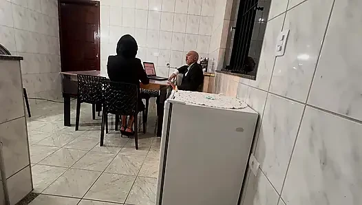 Мощный исполнительный получает ее задницу и киску трахают во время рабочей встречи.