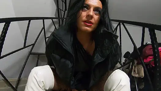 Fetish downjacket di tangga dengan bodystocking sepatu bot mengkilap yang sensual touch 317