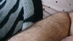 El pezón de una niña libanesa sale de su camisa y está listo para el sexo