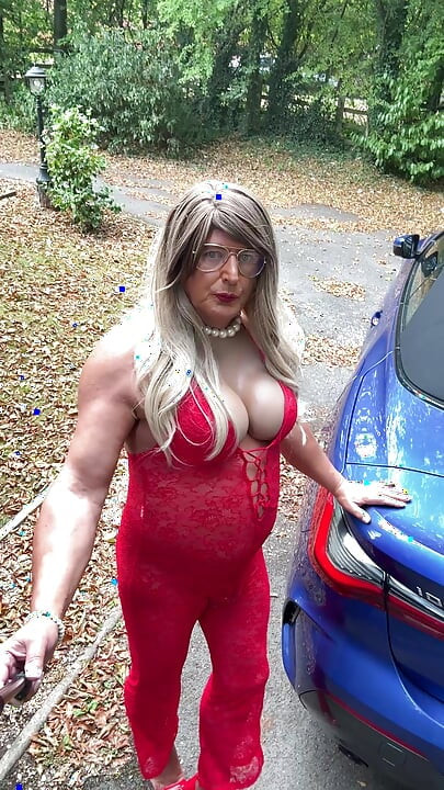Seksi transvestit kellycd2022 u seksi crvenom kombinezonu i štiklama