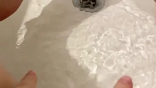 Kendini parmaklarla sikiyor. Fışkırtma zamanı