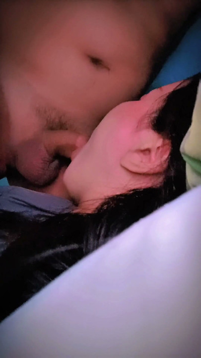 Güzel 19 yaşındaki Asyalı kız, şanslı yaşlı adama derin oral yapıyor | Bölüm 2