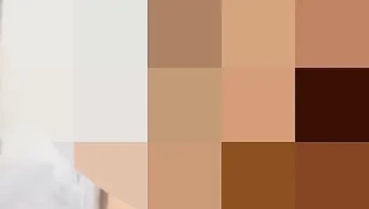 zeigt ihre großen natürlichen brüste in einem videoanruf