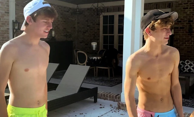 Молодая блондинка-паренек-Twink сводный брат занимается сексом в кладовке