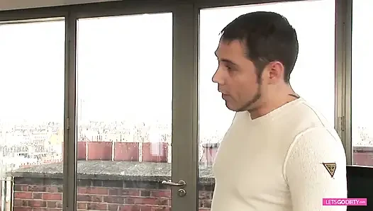 Sexy schätzchen mit dicken möpsen werden in dreier-action gefickt