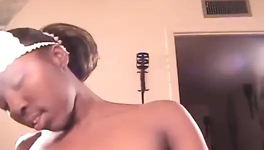 Geile ebenholz-krankenschwester bekommt warmes sperma auf ihr perfektes gesicht