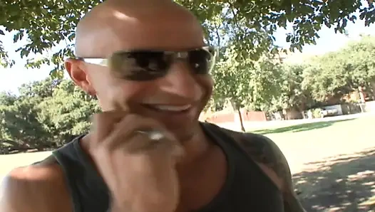 Kel bir adam tarafından tavlanıyor