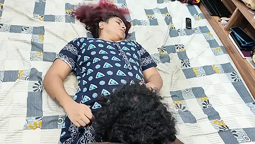 Desi çiftler tarafından ayak yalama romantizmi ile amcık öpücüğü