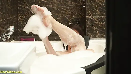 Sıska üvey anne ilk kez seks videosunda