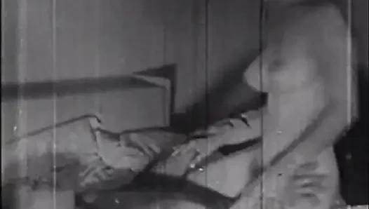 Dia menjilat vaginaku