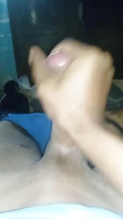 Nahaane se pahle ek chhota pakshi
