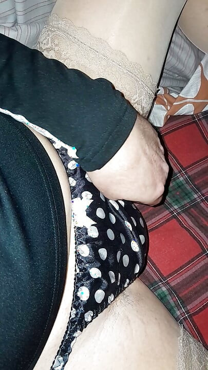 Leesteve wearing knickers