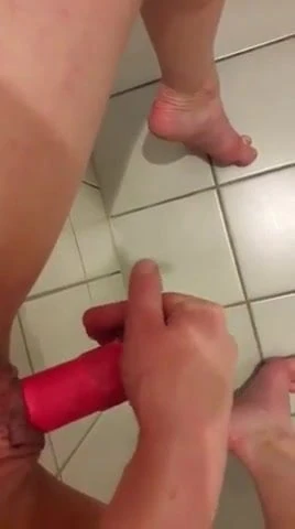 Dildo in durchgefickter Pussy