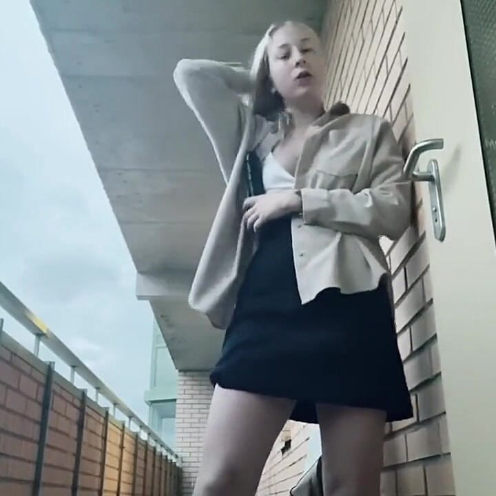 Kézimunka a bejáratnál.