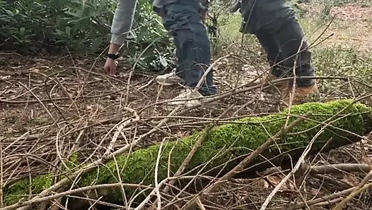 Ormanda gerçek amatör orta yaşlı seksi kadın.