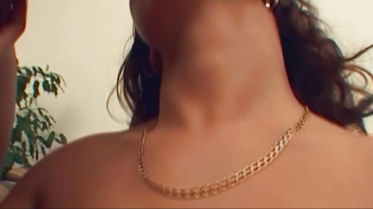 تغريه عند خلع ملابسه ليمارس الجنس ، الشرج.