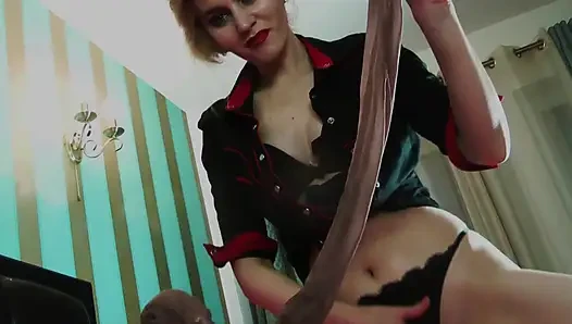 Üvey anne kokan naylon ayaklara tapıyor