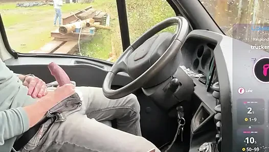 Maskeli bir adam dinlenme alanında kamyonda büyük sikimi emiyor