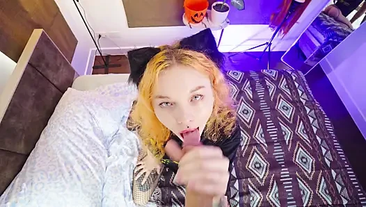 Кошечка подала большой хуй и заслужила молока