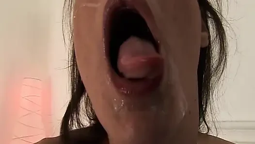 Azgın orta yaşlı seksi kadın ateşli sikişte zonklayan yarakla genişliyor