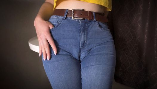 Sexy milf provoca su gran coño en blue jeans ajustados