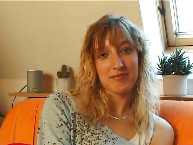 O blondă minunată cu țâțe cu piercing își freacă pizda la audiție