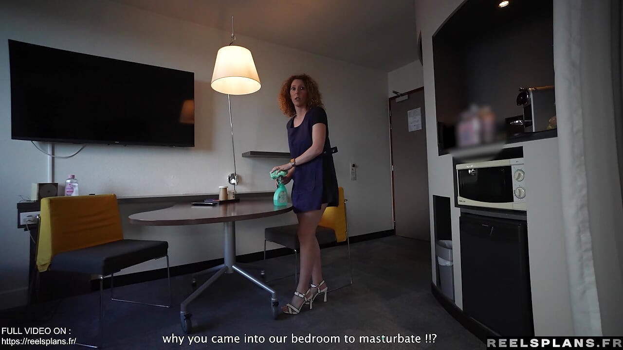 Perfecte kont milf Franse meid betrapt op masturberen en anaal geneukt door hotelgast!!