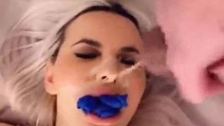 Dziewczyna z wypchanymi ustami majtkami bierze wytrysk
